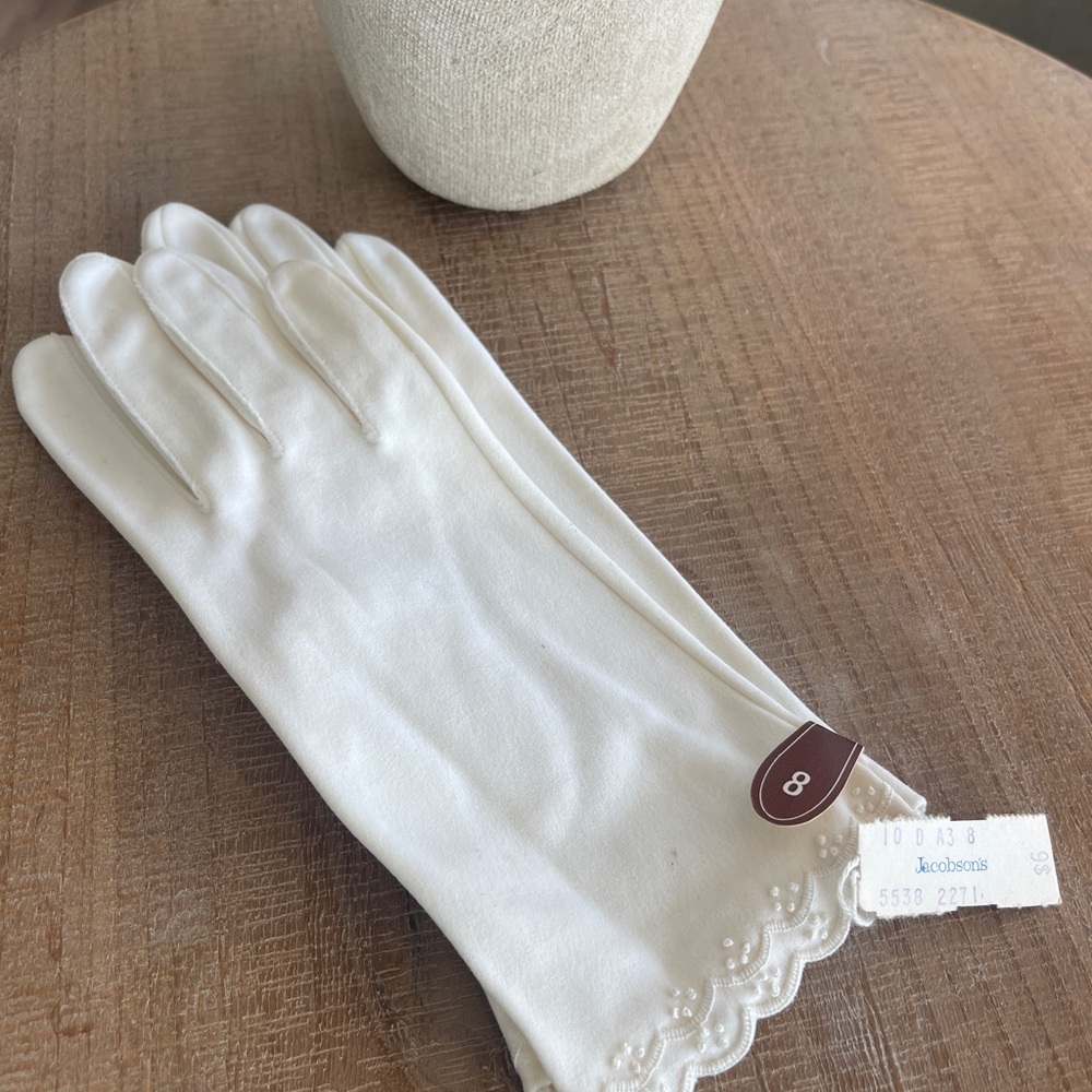 Chic Ivory Gloves with Lace Trim